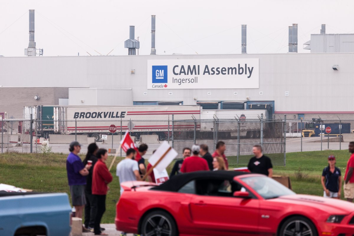 Workers from Unifor Local 88 walk the picket line in front of the CAMI assembly plant in Ingersoll, Ont., on Tuesday, Sept. 19, 2017.