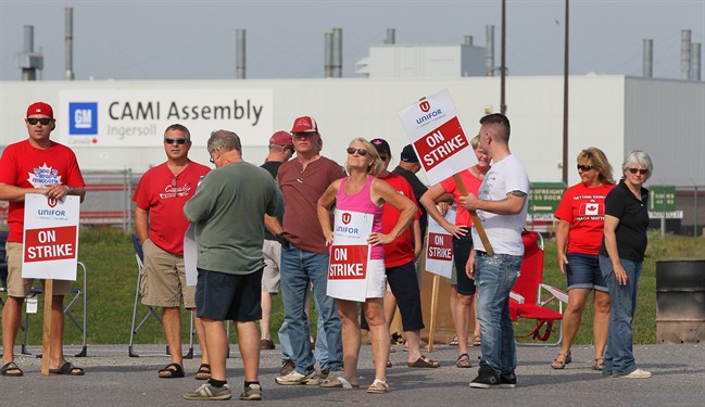 Employees of the GM CAMI assembly factory stand on the picket line in Ingersoll, Ont., on Monday, Sept. 18, 2017. The 2,500 members of Unifor local 88 walked out Sunday, September 17 at 10:59 p.m. when negotiators for the union and the automaker failed to come to terms on a new contract agreement. 