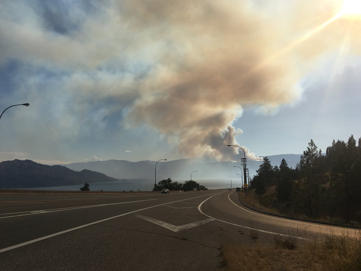 Fire crews battle a 1000-hectare blaze 7 km southwest of Peachland.