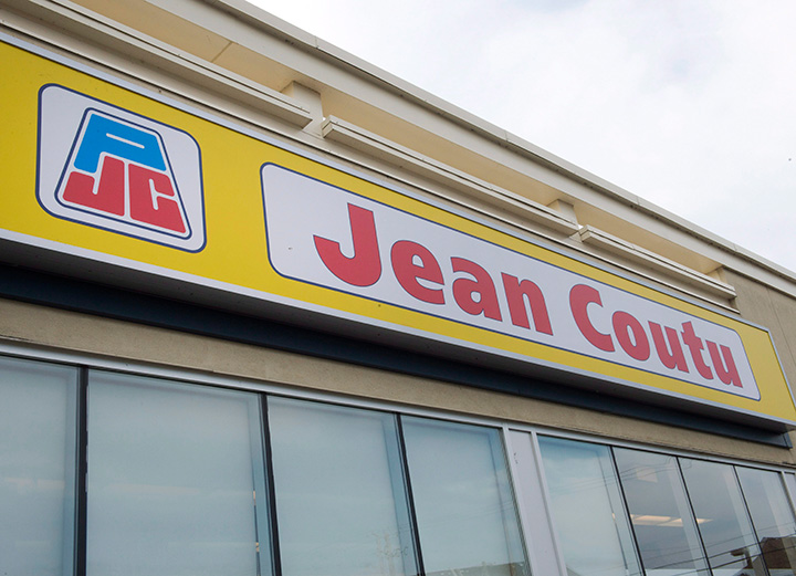 A Jean Coutu pharmacy is seen Wednesday, September 27, 2017 in Ste. Marthe-sur-le-Lac, Quebec. Two of Quebec's iconic retail brands are planning to merge with Metro Inc.'s $4.5-billion takeover offer for the Jean Coutu pharmacy group. Monday, Oct. 2, 2017.