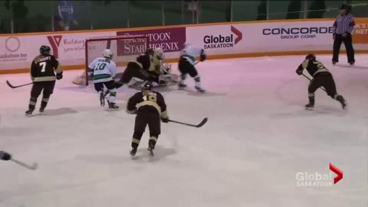 The Saskatchewan Huskies women’s hockey team holds on to a 1-0 lead against the Manitoba Bisons.