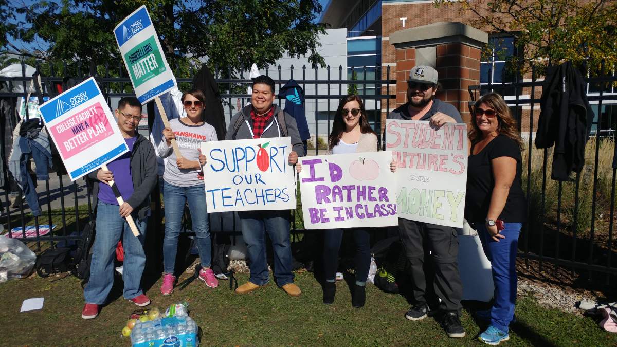 Students joined the picket line at Fanshawe College on Oct. 18,, 2017 in a show of solidarity.
