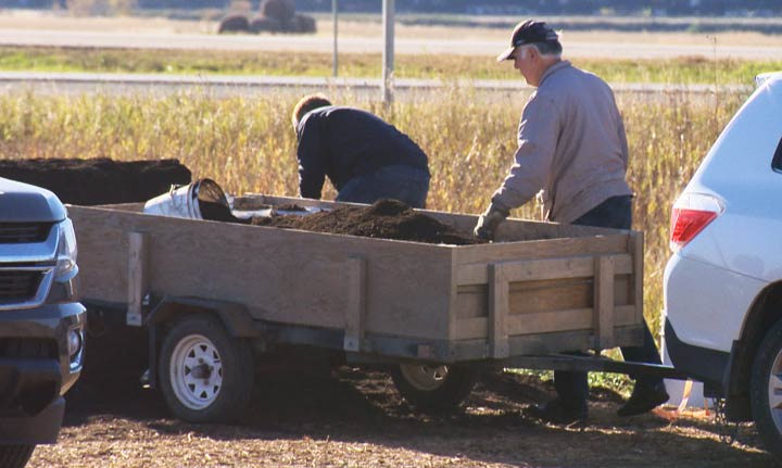 City’s compost depots keep yard and food waste out of the landfill and produce compost for Saskatoon’s gardens.
