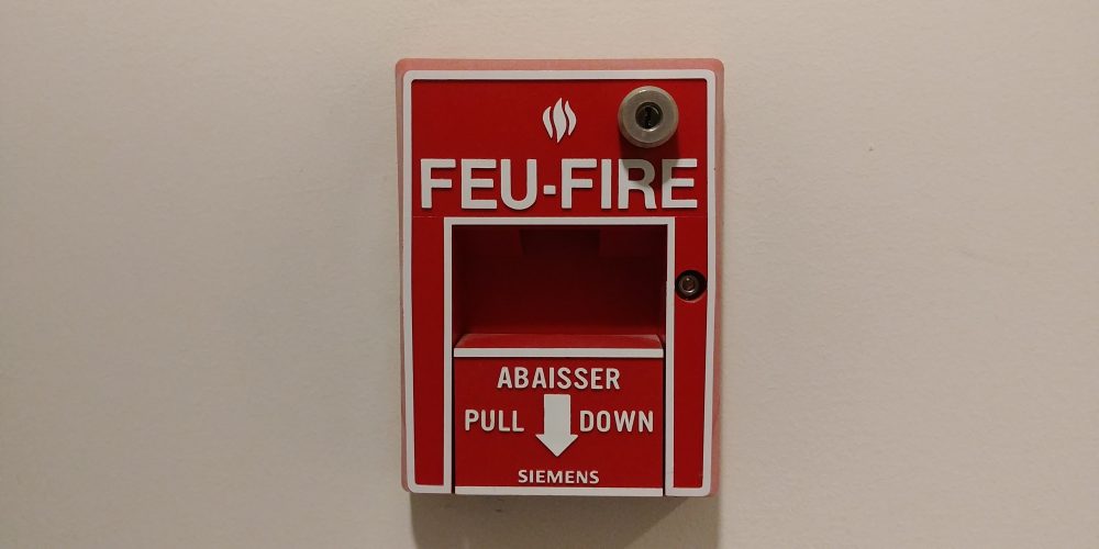 A photo of a fire alarm switch.