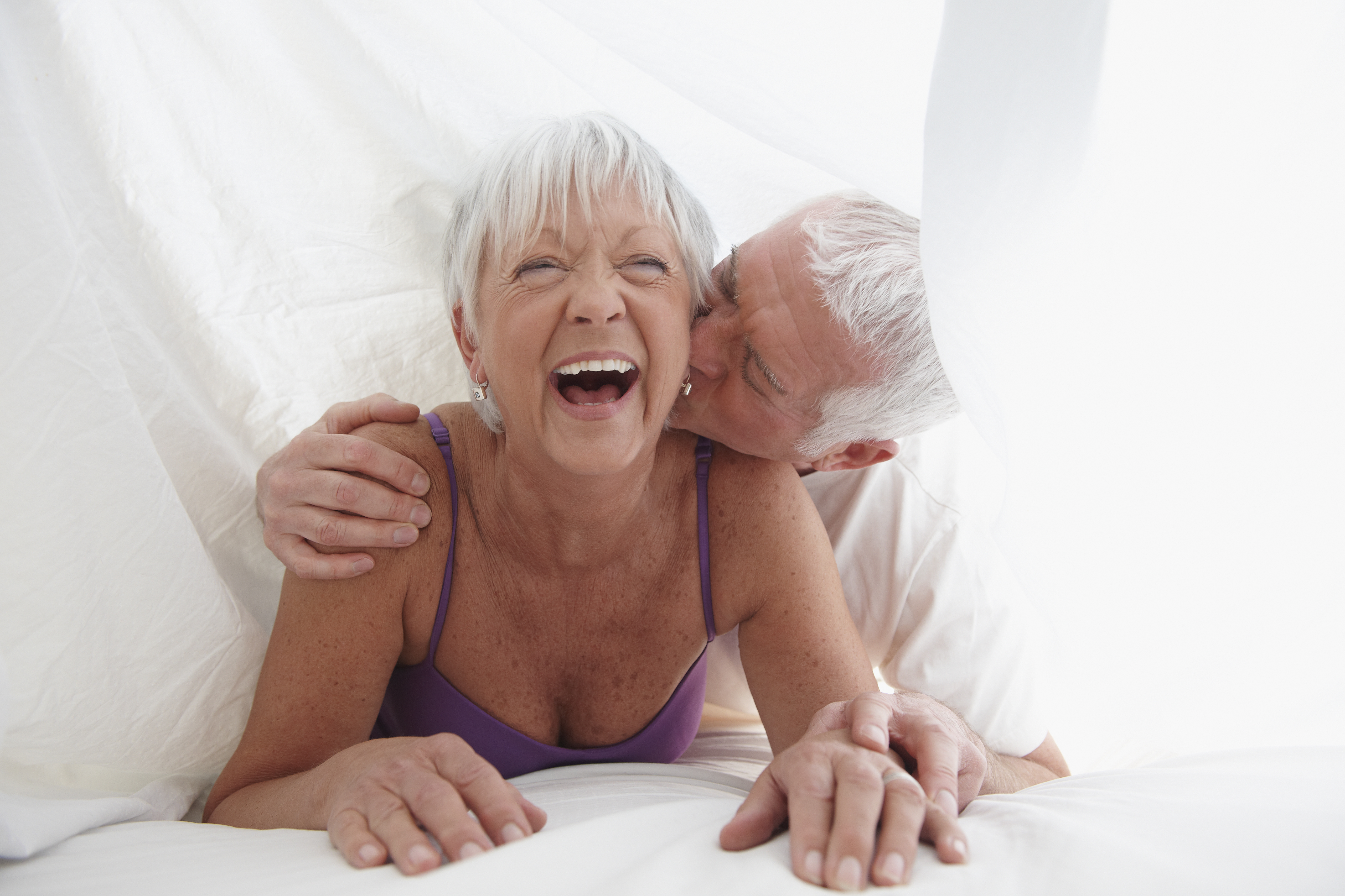 Жену за 60 вдвоем. Пожилая пара в постели. Потенция в пожилом возрасте. Пожилой мужчина в постели. Близость в пожилом возрасте.