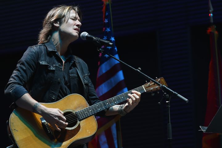 Keith Urban performs at candlelight vigil for Las Vegas shooting victims - image