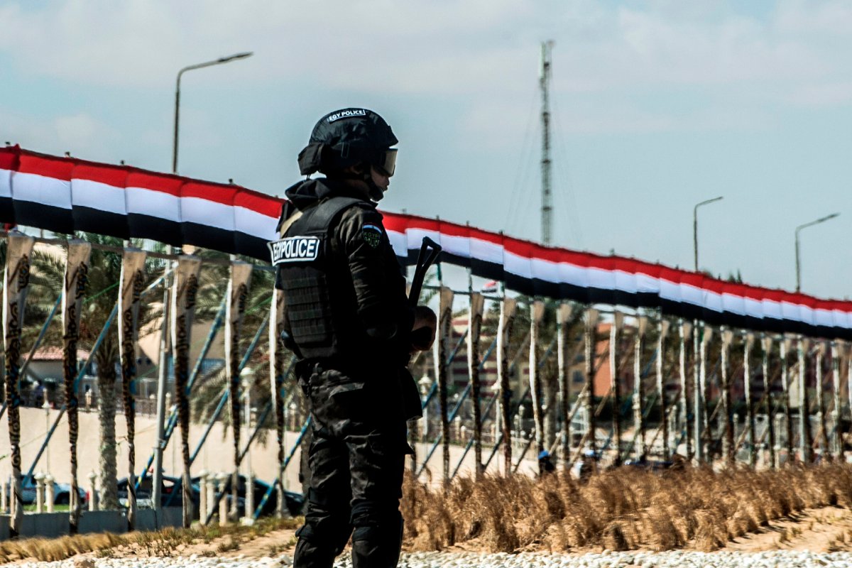 A picture taken on October 21, 2017 shows an Egyptian policeman standing guard in the new city of el-Alamien, west of Alexandria.

