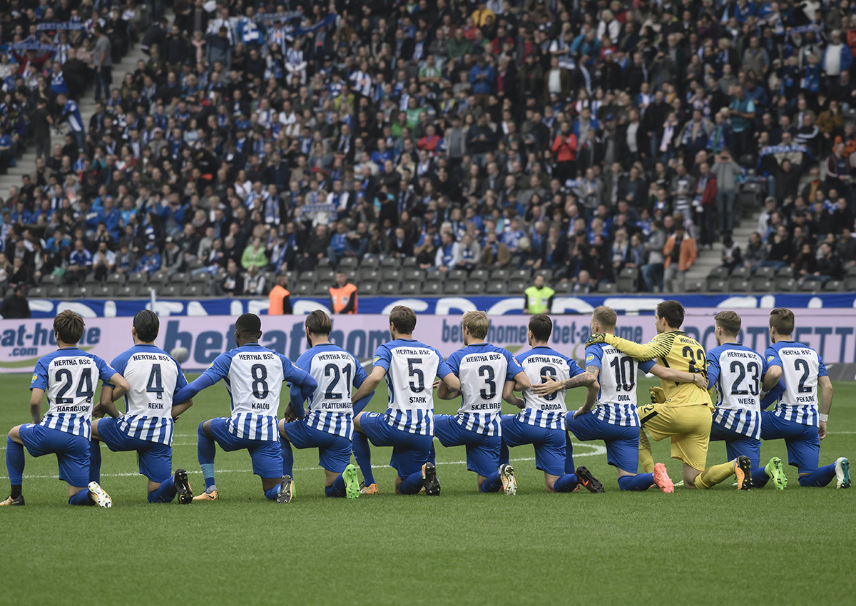 Berlin's players kneel down before the German Bundesliga soccer match between Hertha BSC vs FC Schalke 04 in Berlin, Germany, 14 October 2017.  