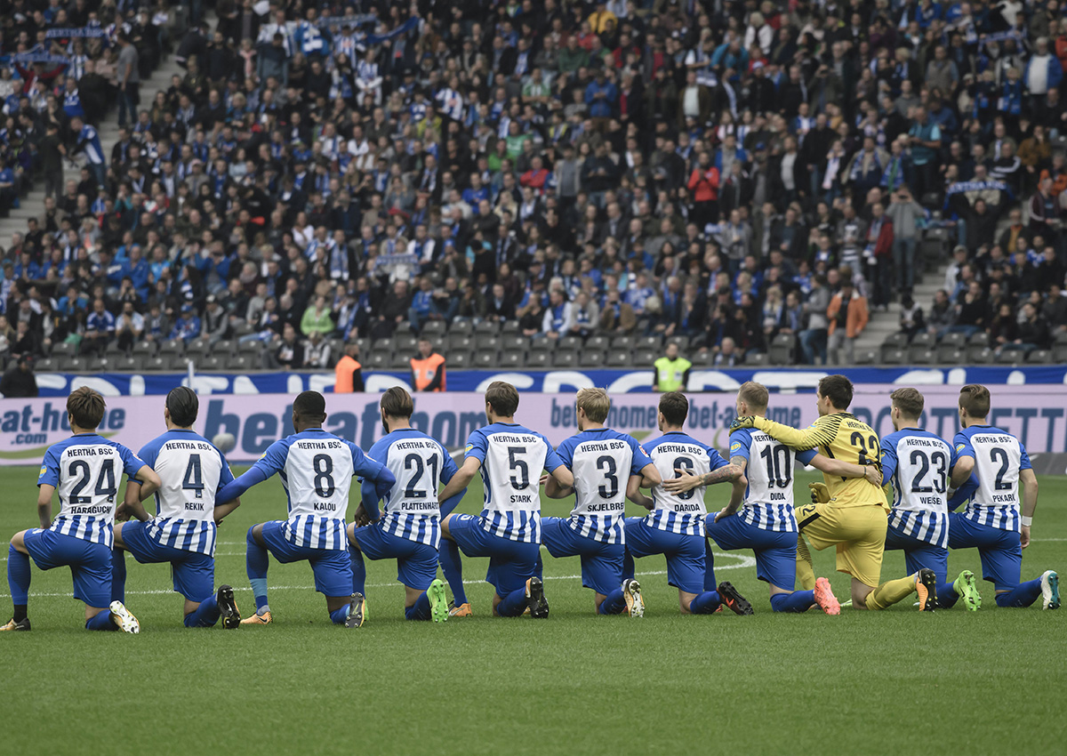 German Soccer Players Take A Knee In Solidarity With Nfl Players National Globalnews Ca