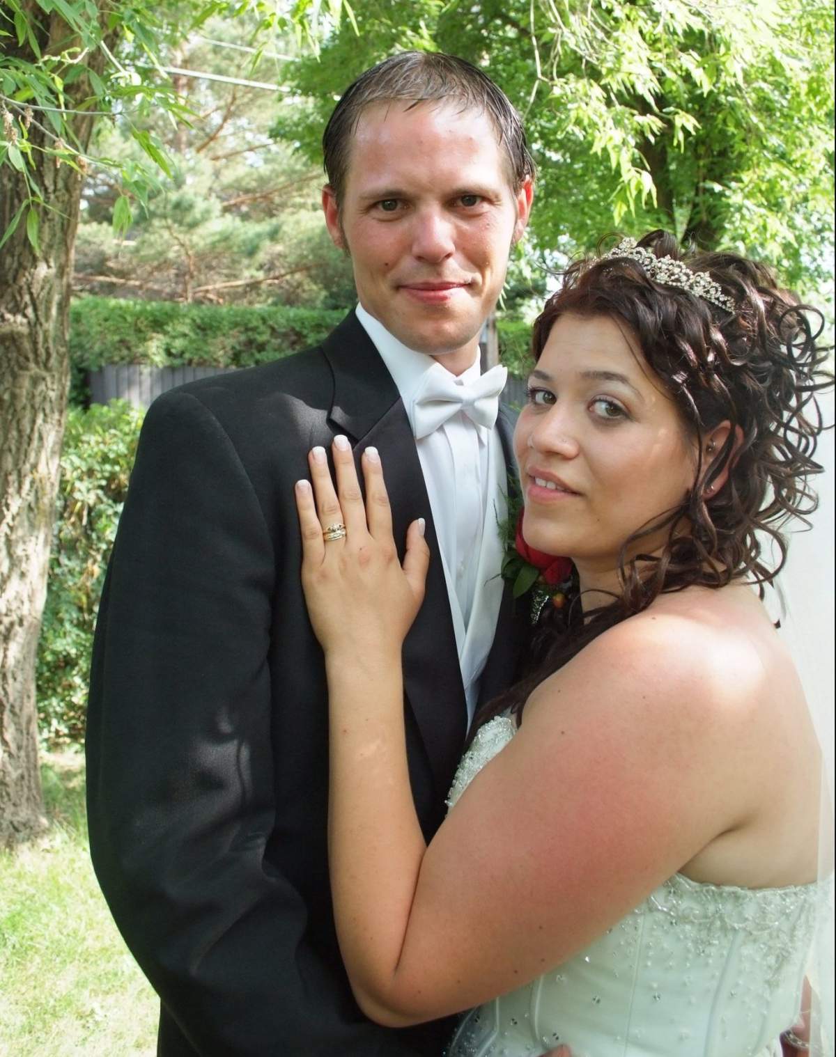 Robert Dean Clifford, 35, and his estranged late wife Nichole Clifford, 31, on their wedding day.