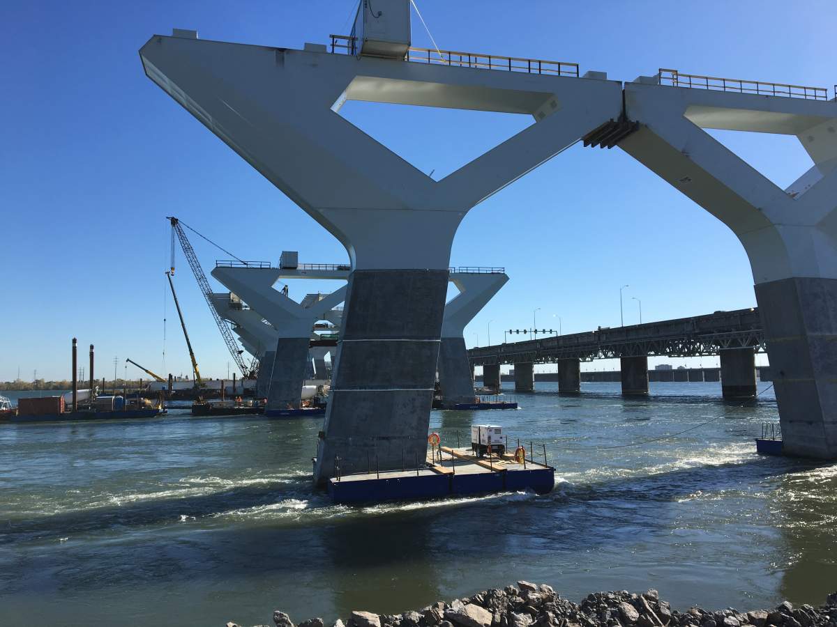 Support piers of new Champlain Bridge