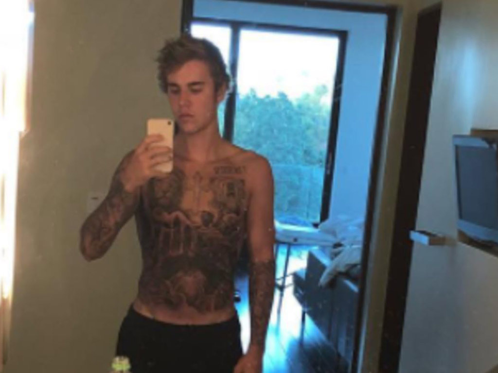 Justin Bieber reveals yet another new tattoo... a large laurel wreath on  his collarbone | Daily Mail Online