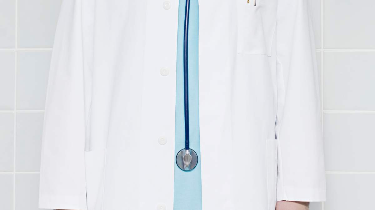 The Ontario college of physicians has taken away a psychotherapists licence after they say he made sexual remarks and inappropriately touched a female patient during sessions.