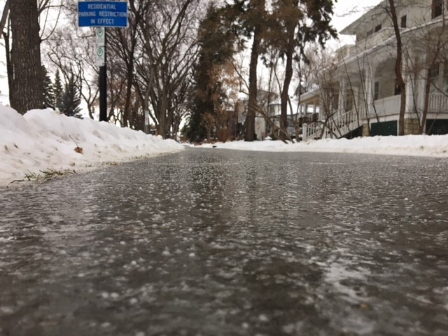Freezing rain created slippery conditions in Edmonton on Thursday, Nov. 23, 2017.
