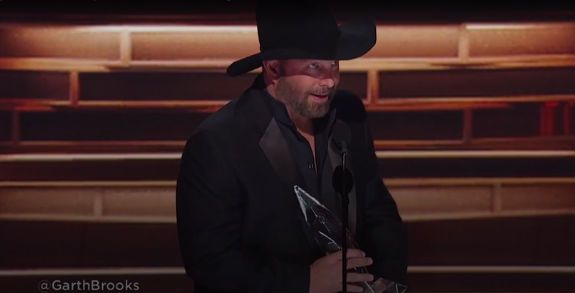 Garth Brooks admits to lip-syncing at CMA Awards: ‘The voice just isn’t there’ - image
