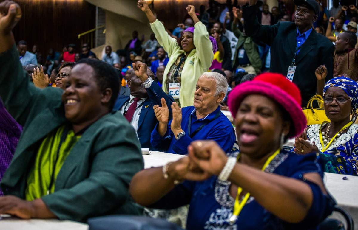 Members of ruling ZANU-PF party react upon the annoucement of the party’s president dismissal on November 19, 2017 in Harare.(JEKESAI NJIKIZANA/AFP/Getty Images)