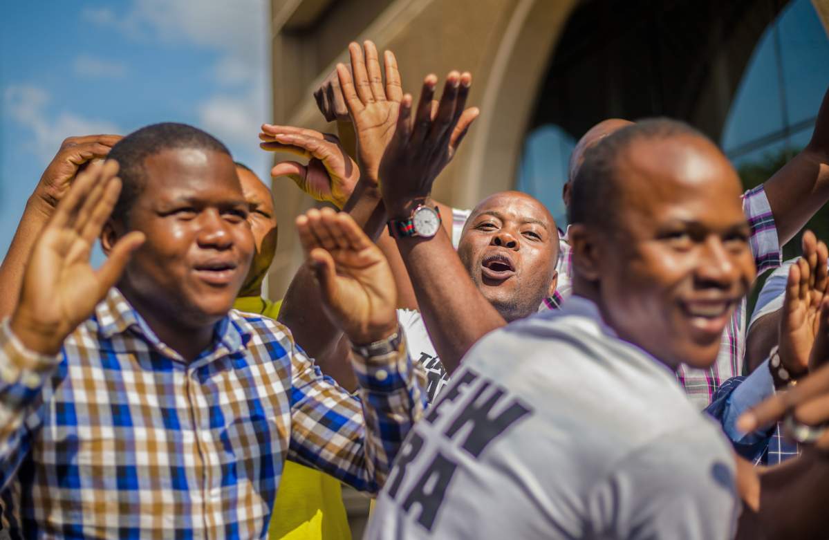 Delegates of ruling ZANU-PF party reacts upon the annoucement of the party’s president dismissal on November 19, 2017 in Harare. (JEKESAI NJIKIZANA/AFP/Getty Images)