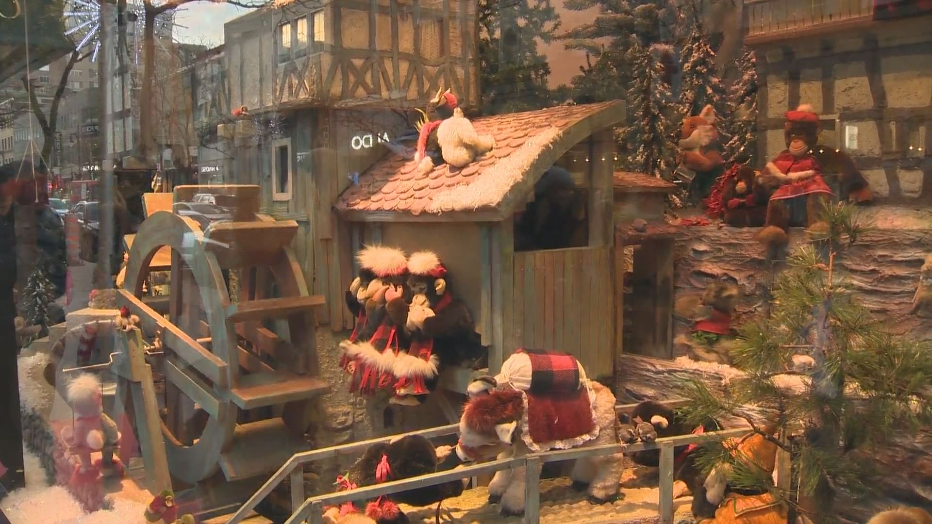 Montreal's Famous Creepy/Adorable Ogilvy Holiday Window Displays Are Going  Back Up Downtown - MTL Blog