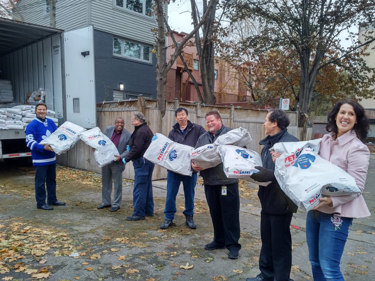 The 35,000-pound donation  by PetSmart for a Toronto pet food bank .