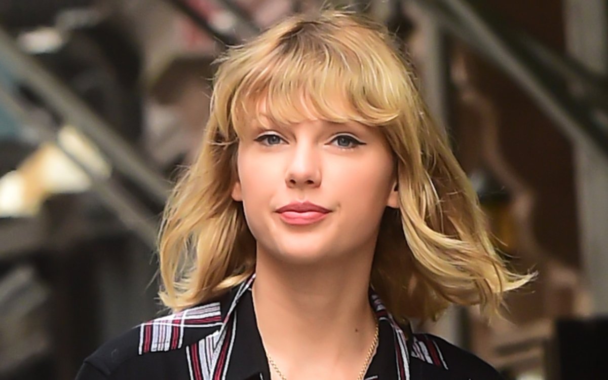 Taylor Swift is seen walking in Soho on September 28, 2016 in New York City.