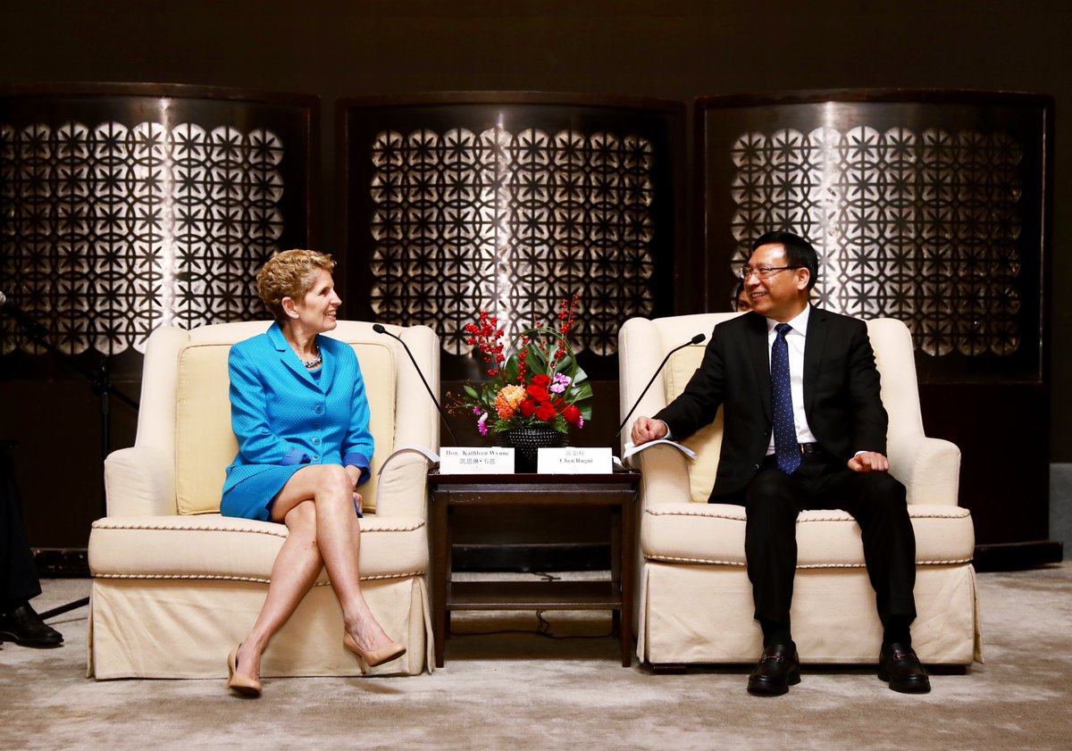 Ontario Premier Kathleen Wynne with the Mayor of Shenzhen, Mr. Chen Rugui.