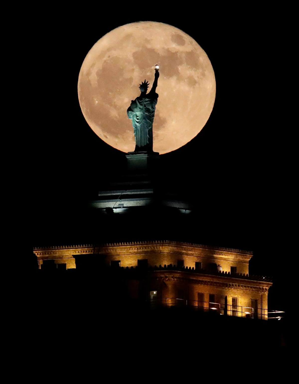 IN PHOTOS: Massive ‘cold moon’ celebrated by skygazers around the globe - image
