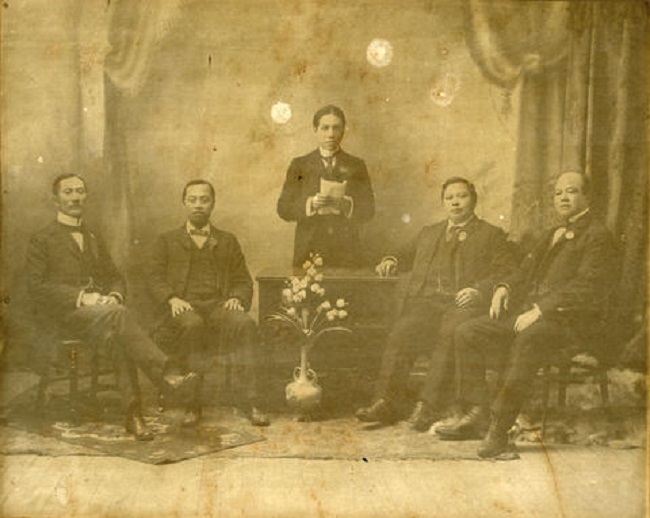 Won Alexander Cumyow (left) sitting with the Chinese Empire Reform Association which he founded.