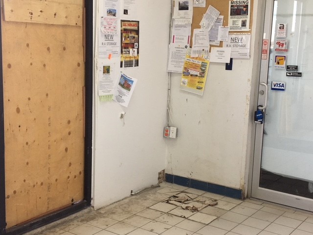 Thieves used a flat deck trailer to pull an ATM machine out of a gas station in Strathcona County.