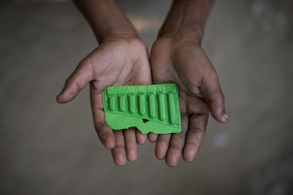 Razor blades, strings and plastic bottles; the toys of Rohingya refugee children - image