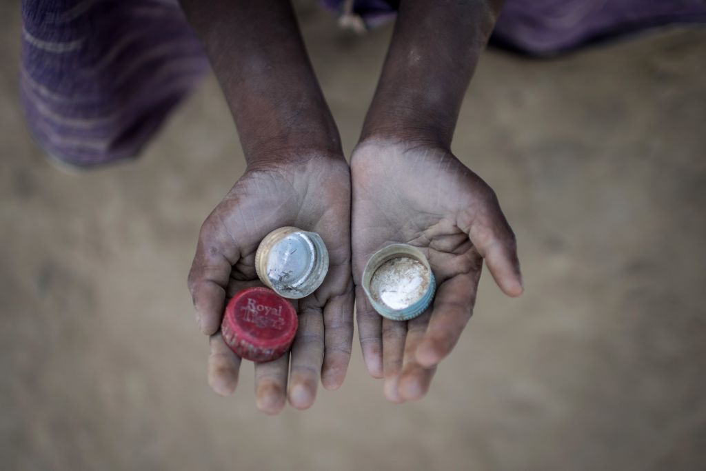 Razor blades, strings and plastic bottles; the toys of Rohingya refugee children - image