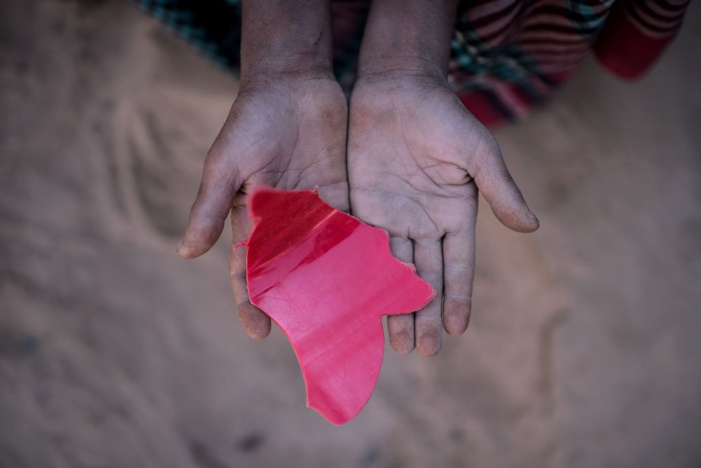 Razor blades, strings and plastic bottles; the toys of Rohingya refugee children - image
