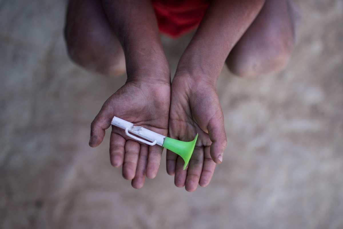Razor blades, strings and plastic bottles; the toys of Rohingya refugee children - image