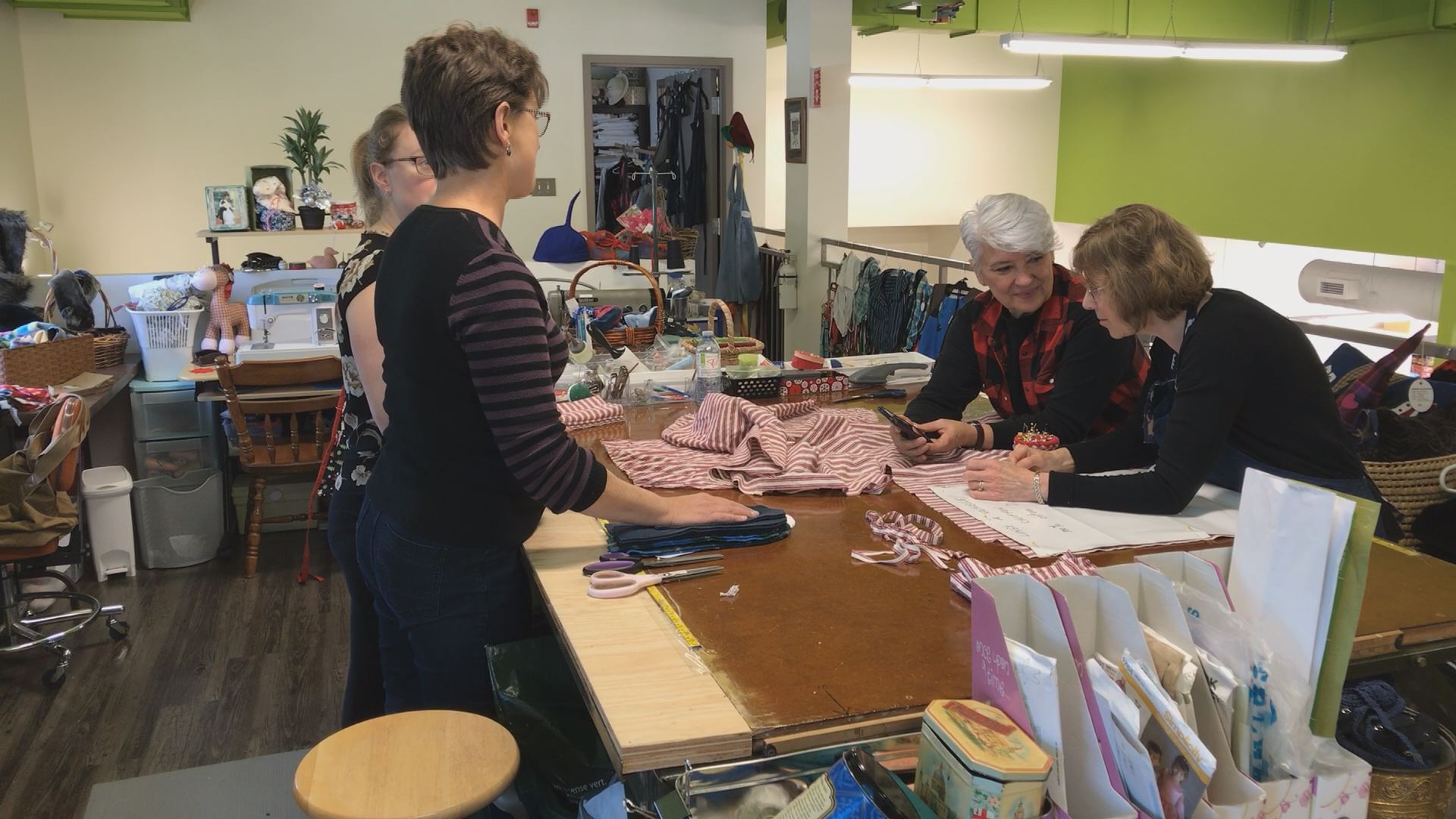 A tote bag made with seatbelts? Montreal area thrift shop gets creative for its community