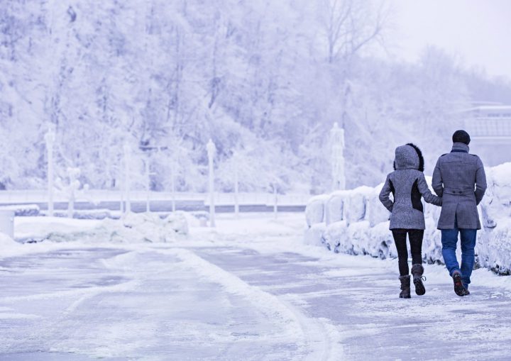 A couple walks near the brink of the Horseshoe Falls in Niagara Falls, Ont. on Dec. 29, 2017.
