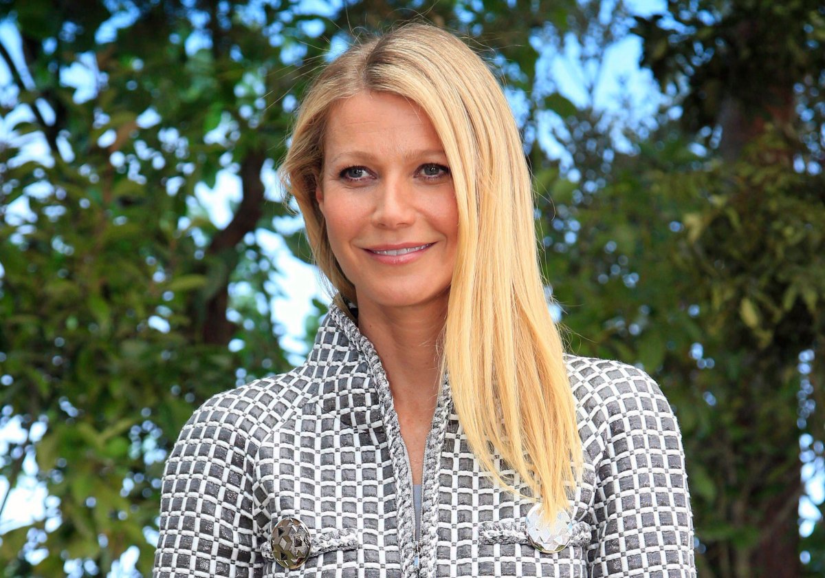 Gwyneth Paltrow poses for photographers before Chanel's Spring-Summer 2016 Haute Couture fashion collection in Paris on Jan. 26, 2016. 