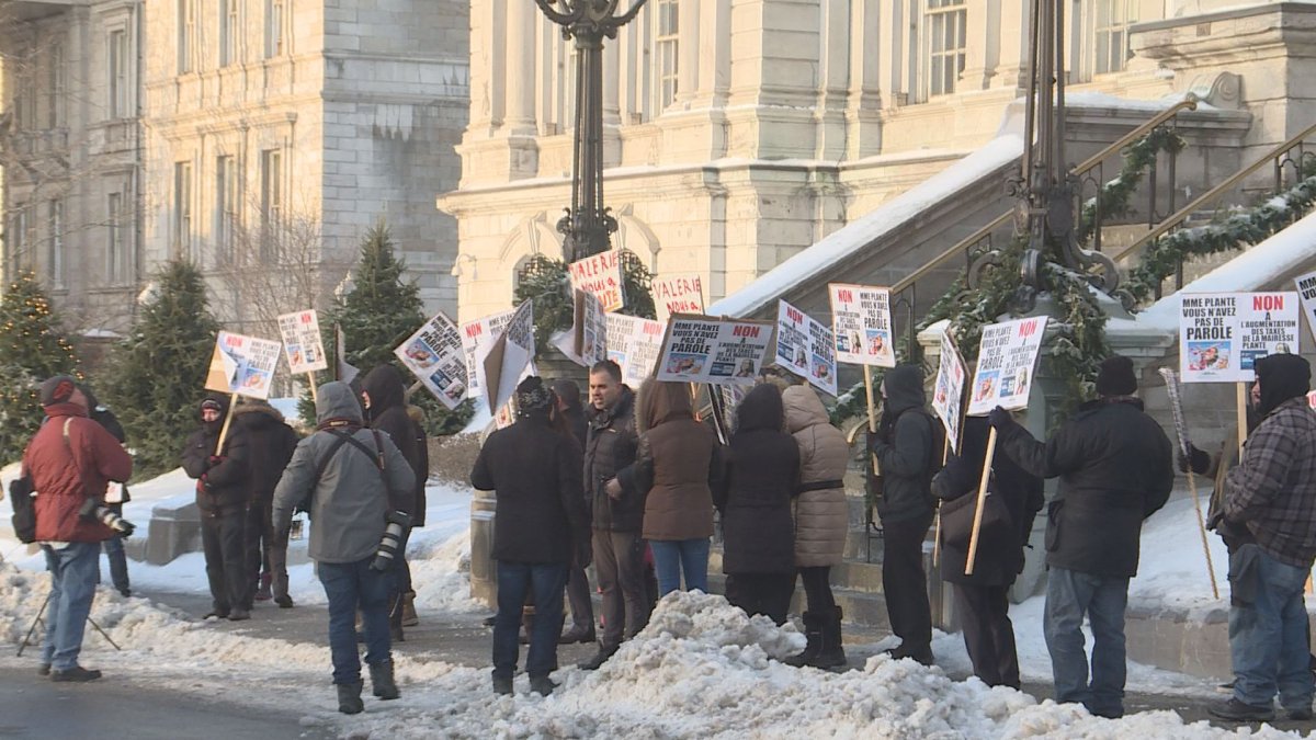 A few dozen protesters braved the cold to denounce Valerie Plante's budget. Jan 24, 2018.