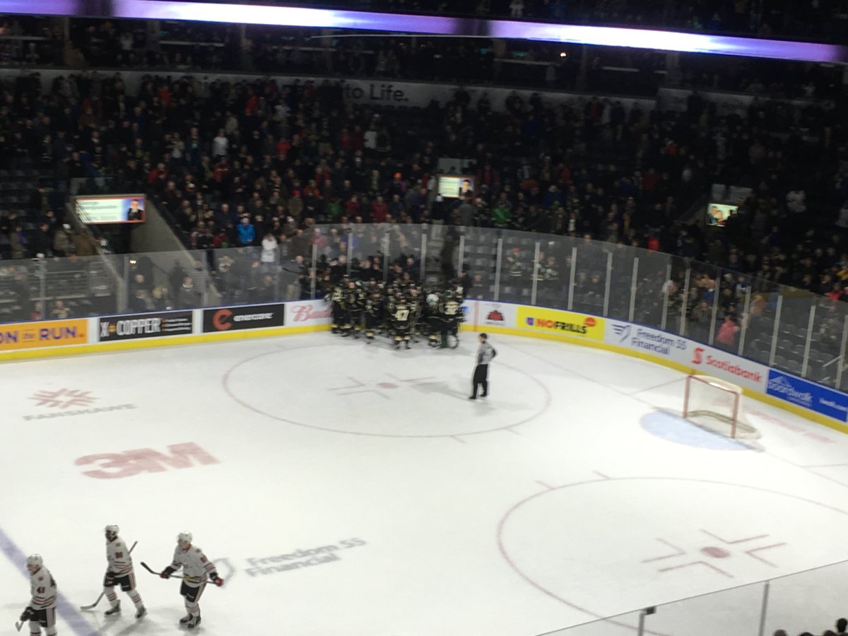 The London Knights congratulate forward Alex Formenton as he scores the game-winning goal Thursday, January 19, 2018.