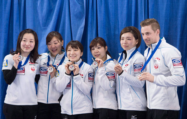 Team Japan’s Satsuki Fujisawa, left to right, Chinami Yoshidam, Yumi Suzuki, Yurika Yoshida, Mari Motohashi and J.D. Lind hold up their silver medal following their loss to Switzerland in the gold medal game at the women’s world curling championship in Swift Current, Sask. Sunday, March 27, 2016.