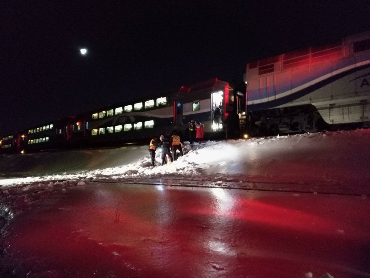 Montrealers are evacuated from a stalled RTM train on the Vaudreuil-Hudson line, Thurs., Jan. 25, 2018.
