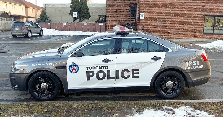 Полицията в Торонто съобщи че един човек е бил  хоспитализиран