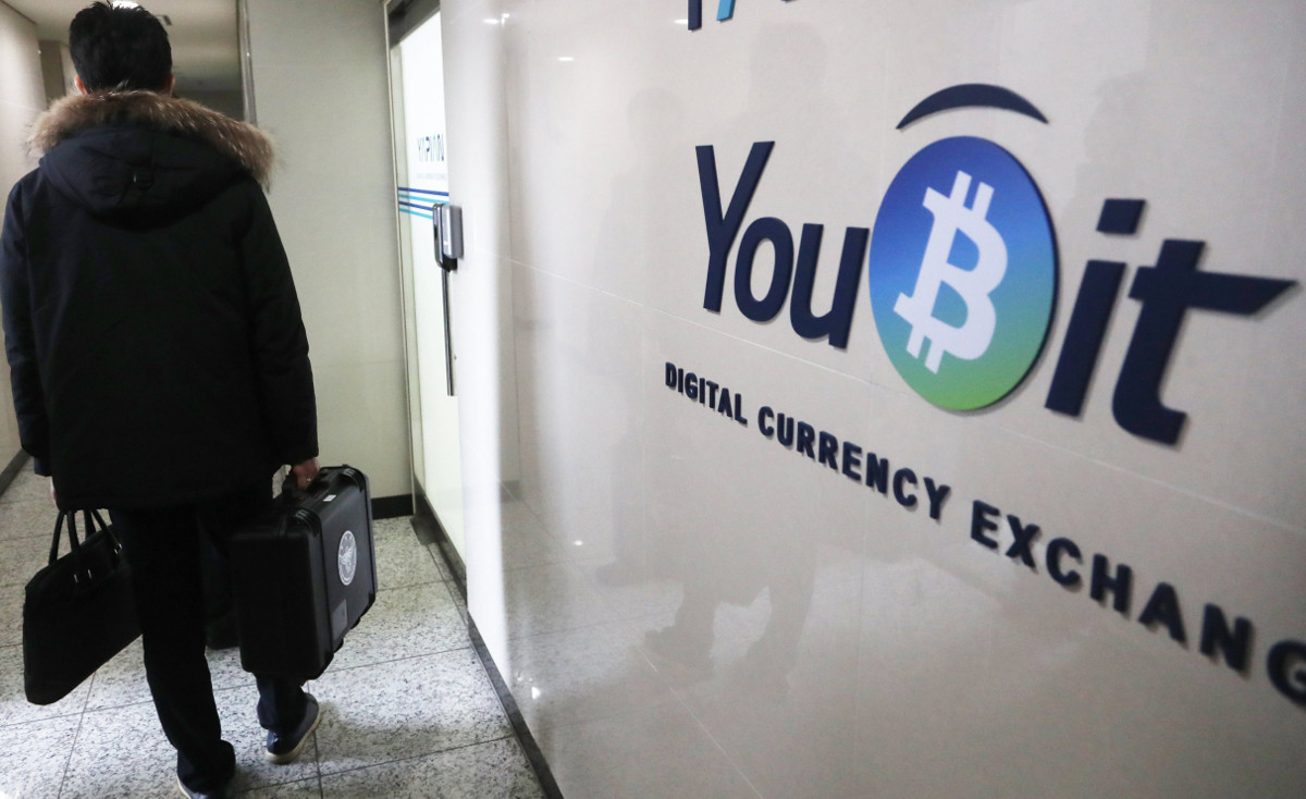  Police investigators enter YouBit, a Seoul-based cryptocurrency exchange, in Seoul, South Korea in December 2017.