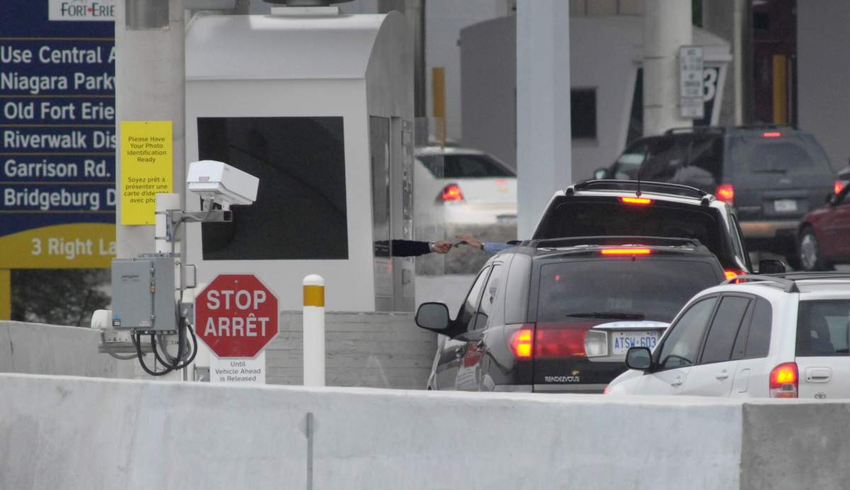 FORT ERIE.NOV.9.2007
Canadian Border Services officers working at the Canadian side of the Peace Bridge in Fort Erie. PHOTO BY FRED LUM/ GLOBE AND MAIL
DIGITAL IMAGE.