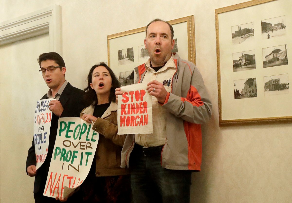 Pipeline protesters demonstrate outside Justin Trudeau’s California ...