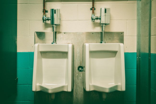 Hawaii police officers accused of forcing man to place his mouth on urinal - image