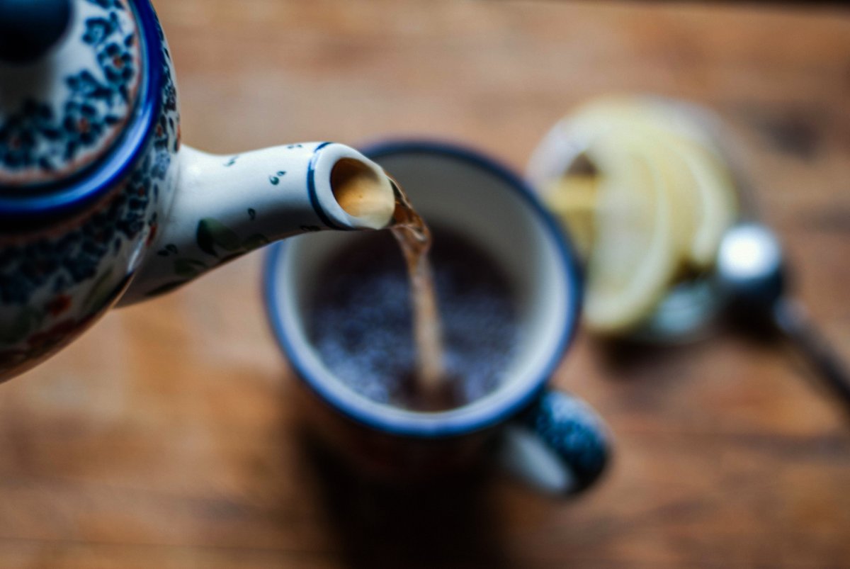 If you drink and smoke daily, you should probably avoid hot tea, a new study suggests. 