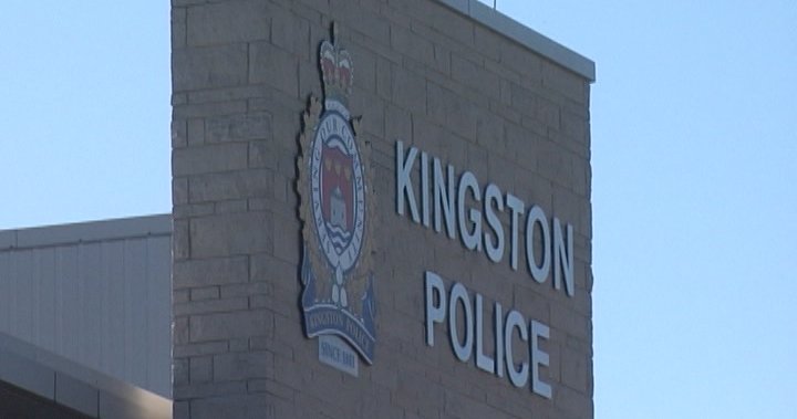 Полицията в Кингстън каза че служителите са иззели оръжия и