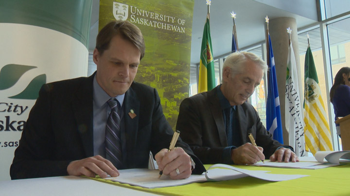 Saskatoon Mayor Charlie Clark (left) and University of Saskatchewan president Peter Stoicheff sign an agreement to work together on strengthening the community.