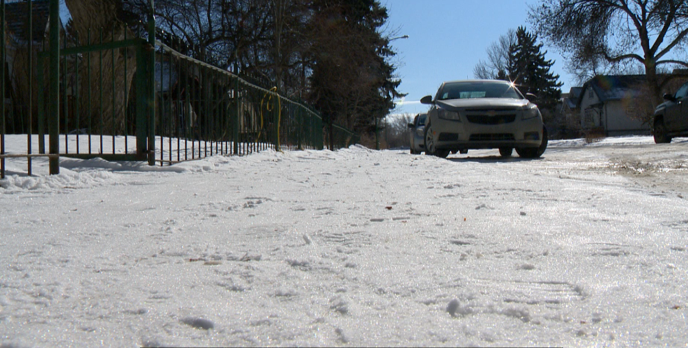 Regina city council to decide on sidewalk snow shoveling bylaw - image