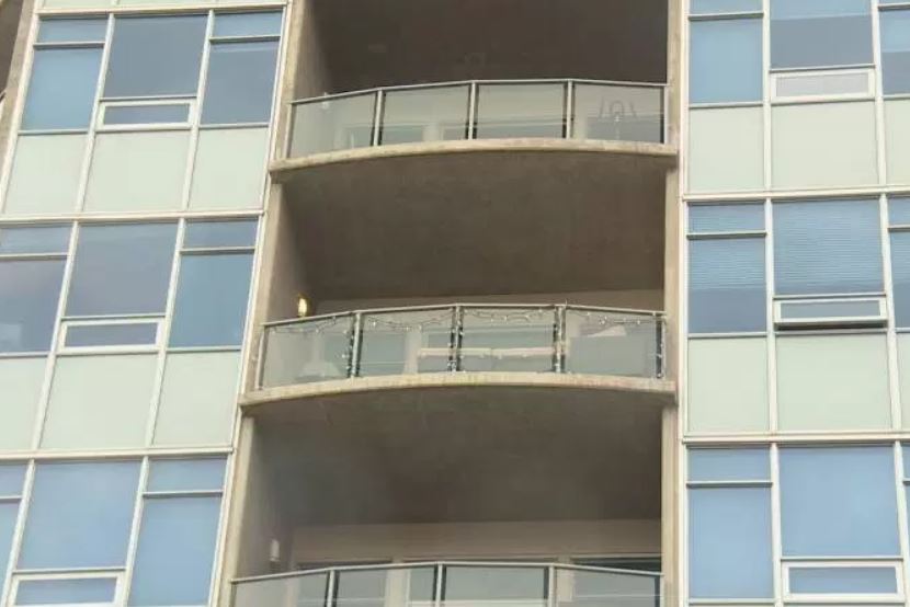 Man played alcohol drinking game before dying in fall from Kelowna balcony - image