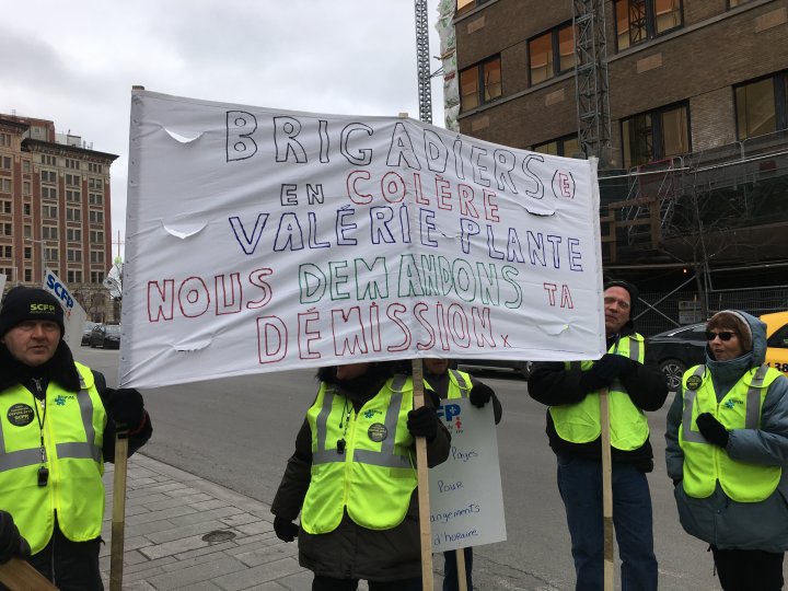 School crossing guards protest at Montreal police station over expired